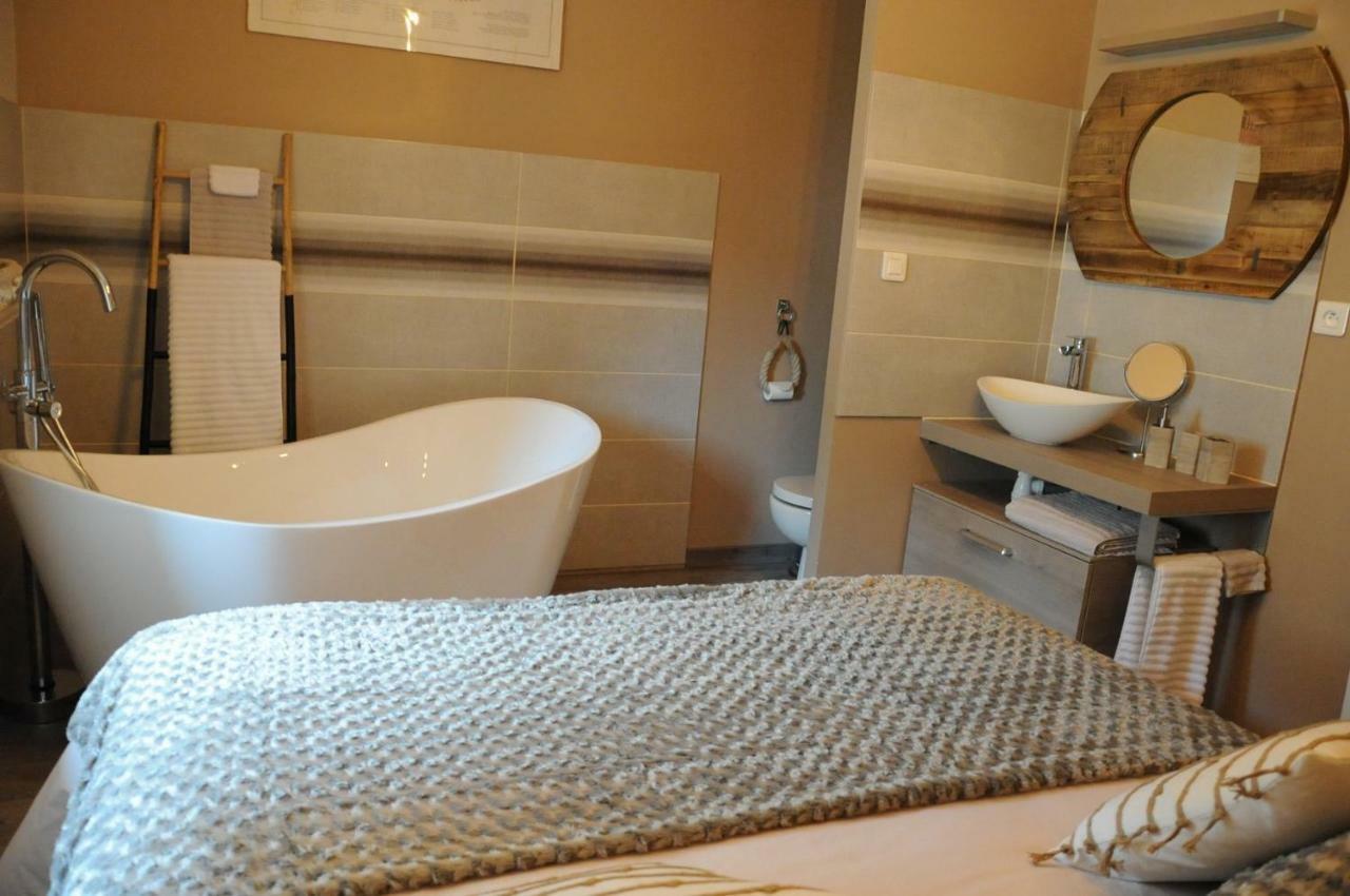 Le Nid De Sigogne Bed & Breakfast Dış mekan fotoğraf